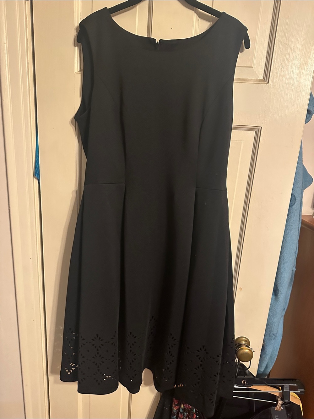 Classic Black Sleeveless Midi Dress with Laser-Cut Hem